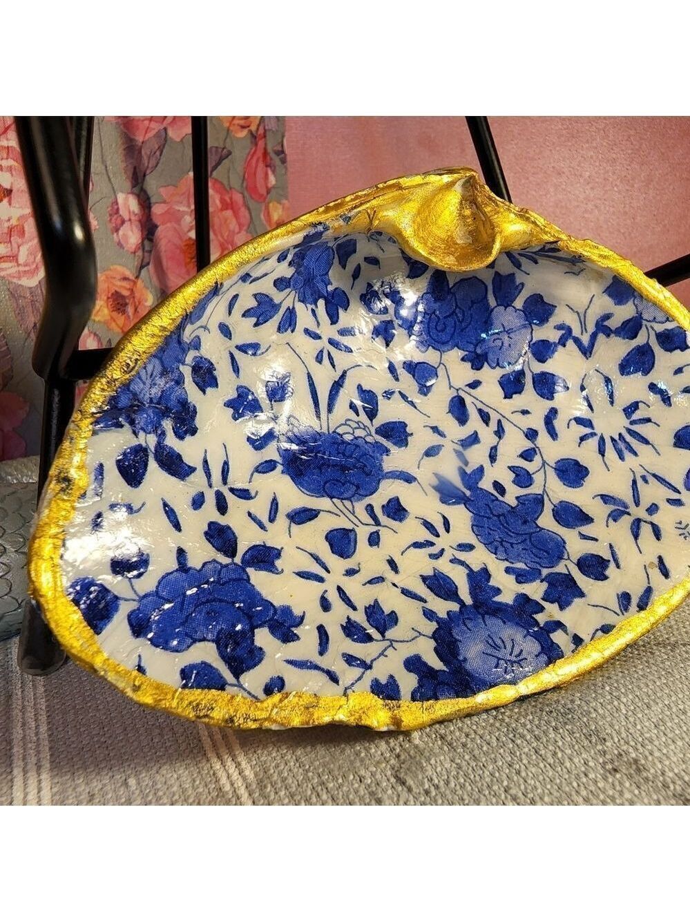 DECOUPAGE CLAM SHELL DECOUPAGE BLUE FLOWERS 💐 ON A CLAM SHELL TRINKET DISH - Picture 2 of 10